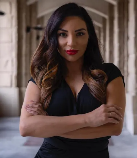 Sandee Hernandez, real estate agent in San Fernando